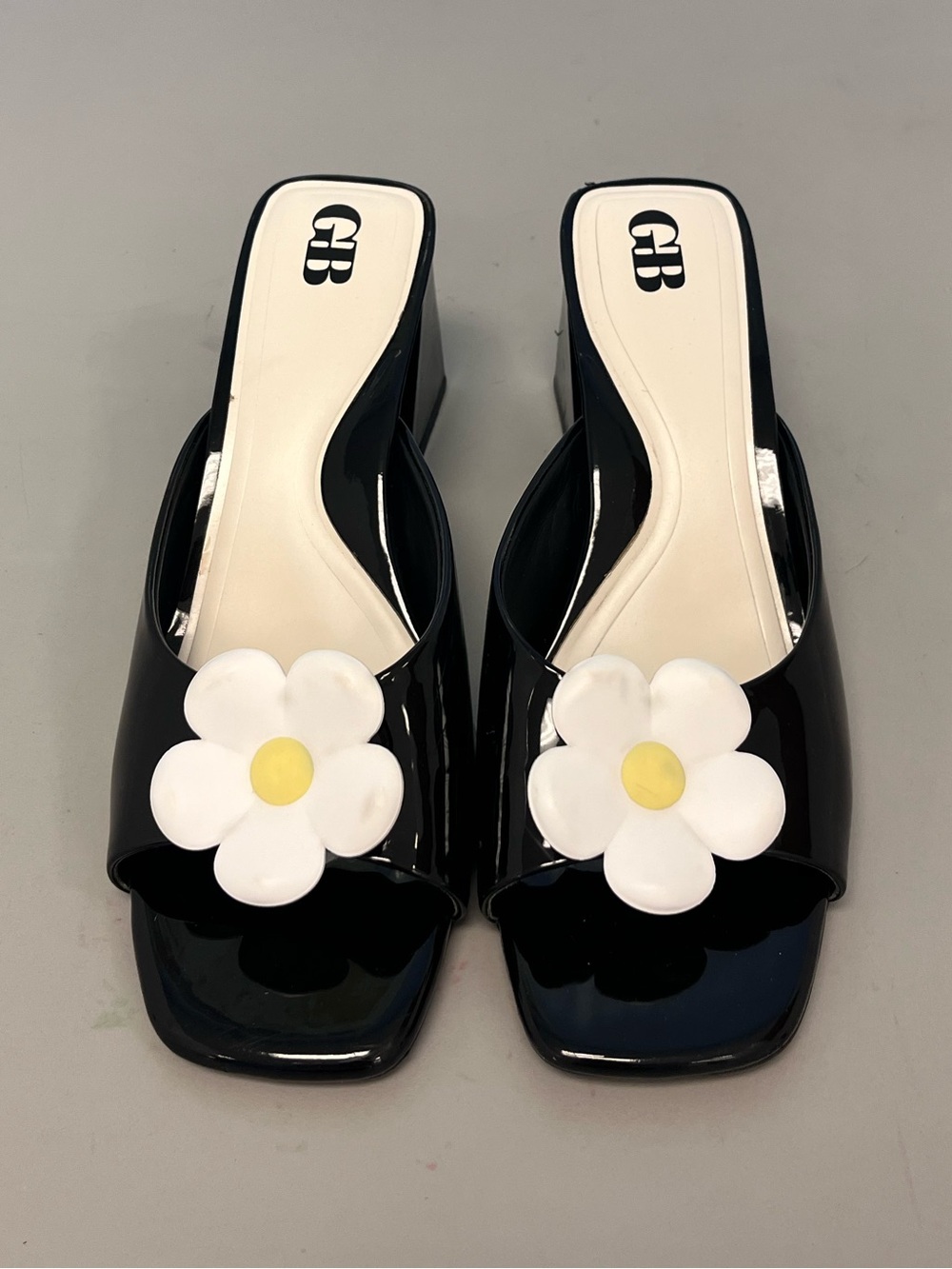 Gianni Bini Black Patent Slide Mules with White Daisy Accent - Picture 2 of 4